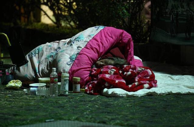 儿子卖房后卷钱跑了 6旬老母流落街头 儿子卖房后卷钱跑了 6旬老母流落街头