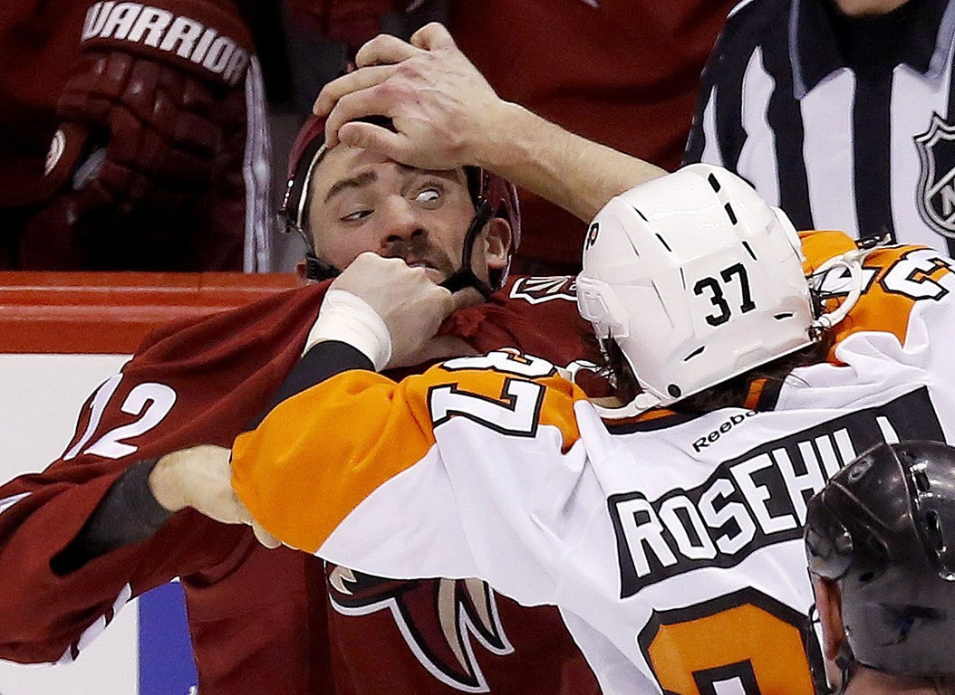 可以单挑的比赛?冰球运动为何允许打架?