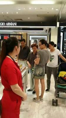 董卿抱娃购物被拍 扎马尾素颜出街低调朴素