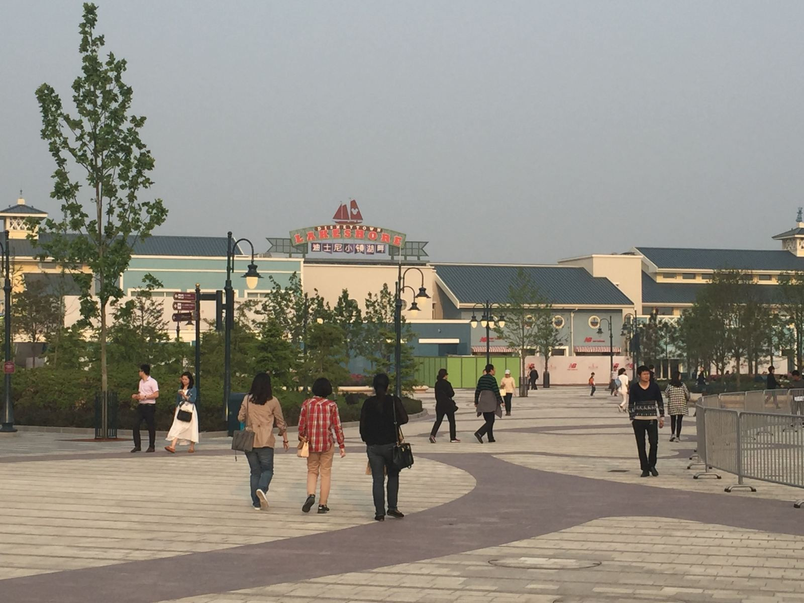 尽管上海迪士尼乐园还没有开业,但是随着上海地铁11号线迪士尼站的开通,在这个五一小长假期间,游客纷纷涌向上海国际旅游度假区内的迪士尼小镇和星愿公园,小长假首日,从上午9点开始,乘坐地铁11号线的游客源源不断来到迪士尼站,上午10点出站乘客已经过万。 据上海地铁部门预测,整个五一小长假期间,11号线迪士尼站单日进出站的客流或会超过12万人次。 今天,第一财经记者就带你来看看五一期间被挤爆的上海迪士尼小镇和星愿公园。 (点小图查看大图) (点小图查看大图) 交通篇:单程预留1个半小时 地铁1