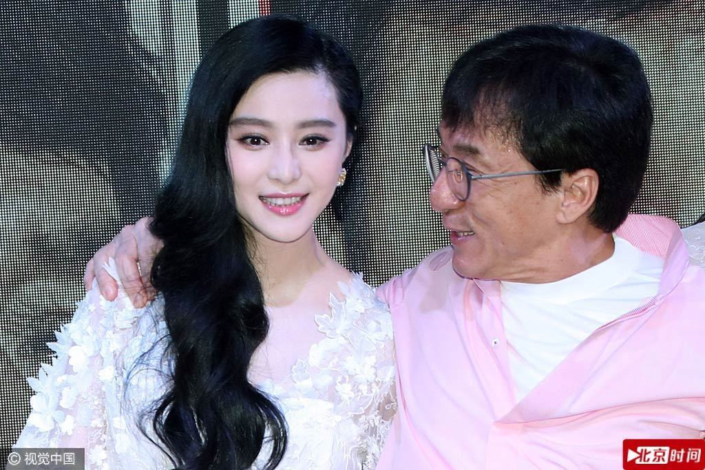 成龙紧贴范冰冰教授防狼术 这表情也是醉了