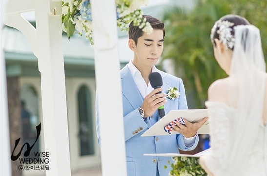 星你反派申成禄婚礼现场首公开 妻子甜笑超幸福