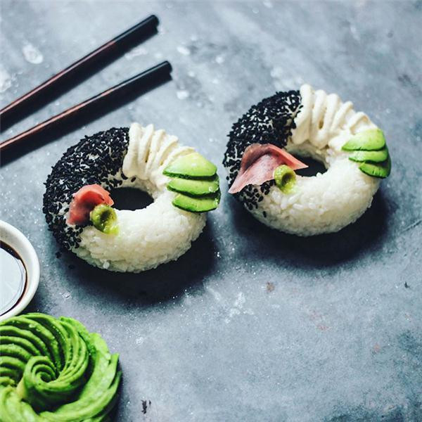 sam是个素食主义者,最近她把寿司甜甜圈的创意变成了真实可以吃的美食