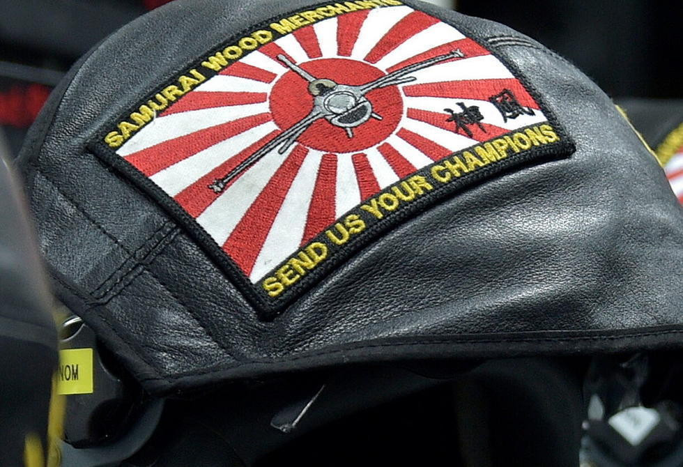 驻日美军头顶二战日军"神风突击队"标志