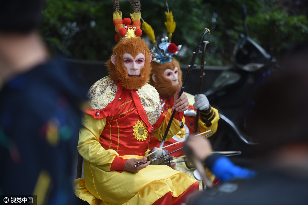 天了噜!齐天大圣孙悟空南京街头拉二胡