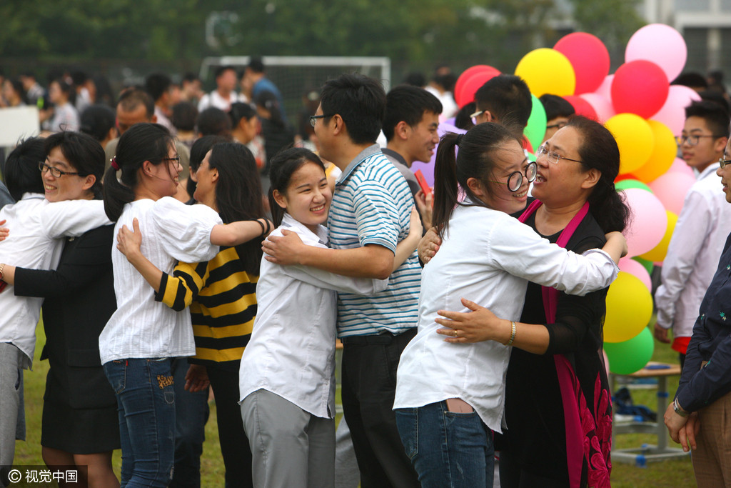高三学生走过成人门感恩父母 轻松迎接高考|