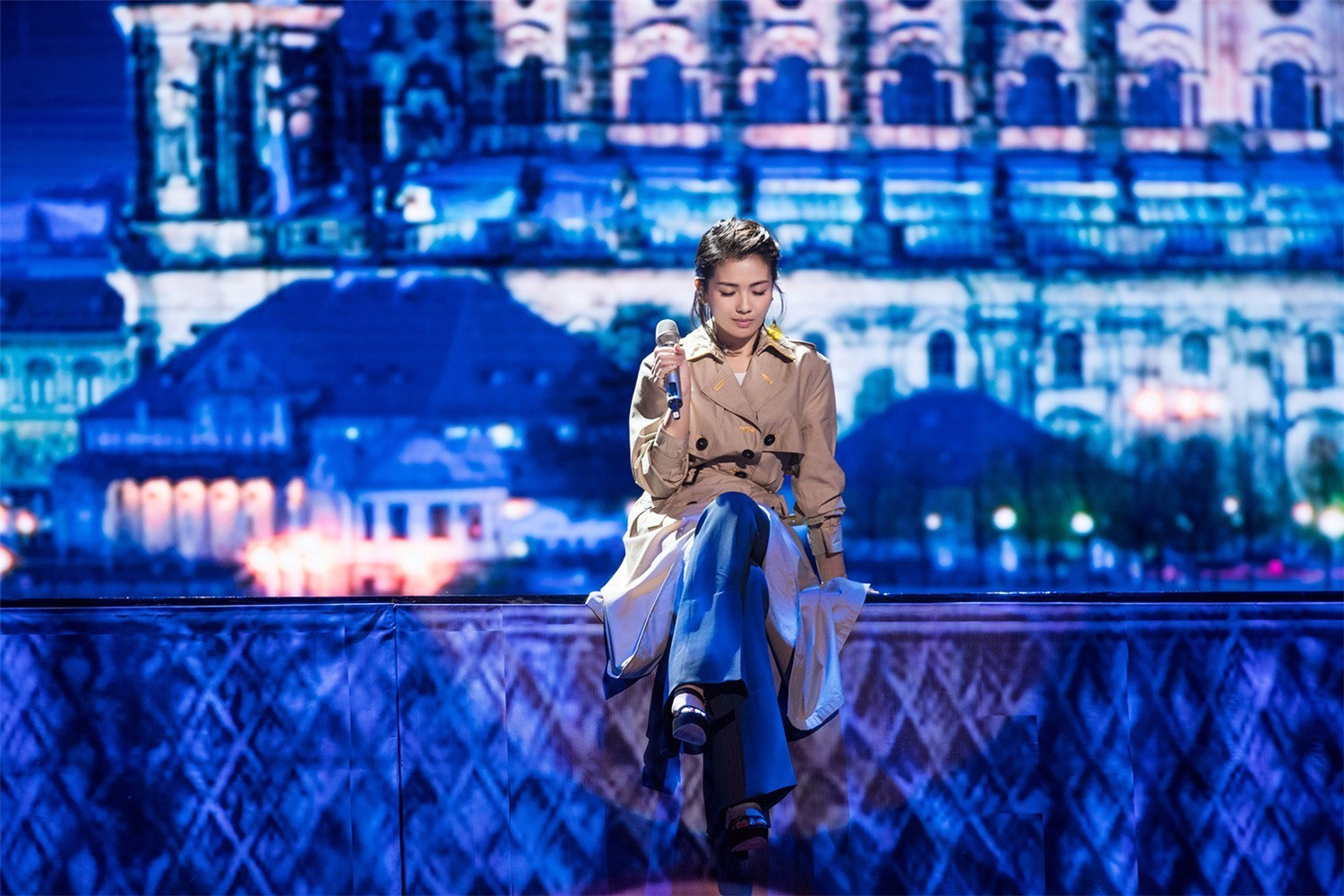 刘涛化身密探 低吟浅唱《寂寞的恋人啊》-娱