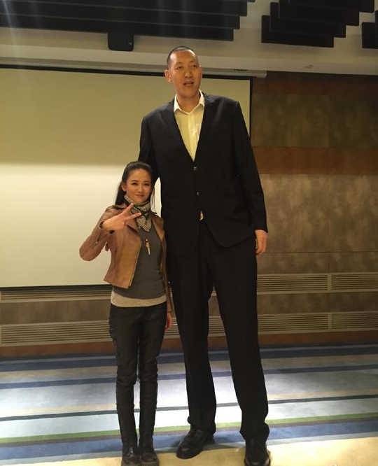 最萌身高差!陈乔恩合影巨人 仰头仅及腰部