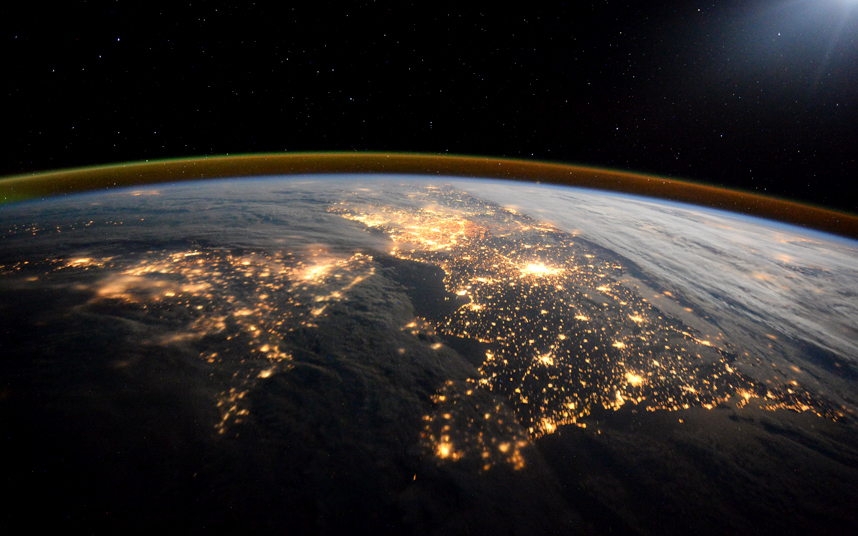 拍摄了一组从太空俯瞰地球的震撼照片,其中包括灯火辉煌的欧洲大陆