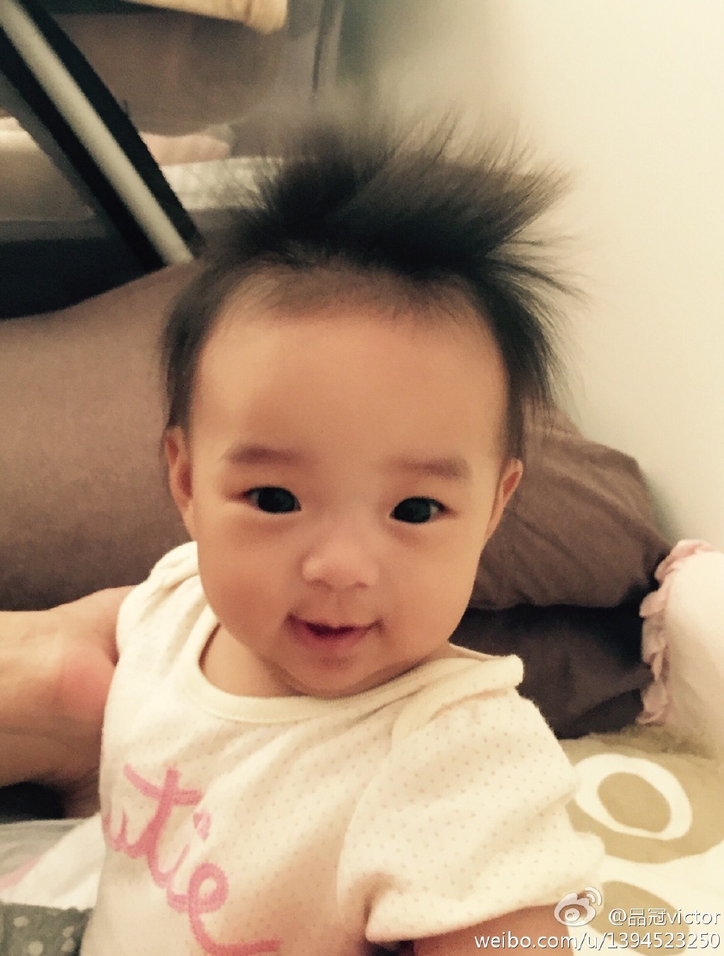 品冠小女儿 据台湾媒体报道,歌手品冠2012年与老婆Jennifer结婚后,生下一对儿女,婚姻幸福。他自参加歌唱节目《我是歌手》后,常常往返台湾与大陆两地工作,鲜少有时间与小孩相处。15日为解思女之情,他假扮成女儿的口吻发文爸爸你去哪儿?并附上2张爱女睁着水汪汪大眼的照片,超可爱的笑容融化无数网友。 品冠婚后成为爱家老公,常在微博晒出全家福,也会在发文中提及一对儿女的近况,爱子之情溢于言表。然而他近日赴内地表演,无法在约定日子内回台北陪女儿,为解思女之情,他扮演成女儿PO文反问自己不是说好今天回来的