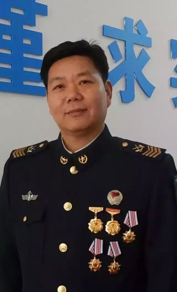 徐德福,现任北海舰队某部舱段分队长,海军一级军士长.