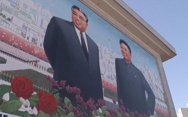 当地时间12月17日是朝鲜前领导人金正日逝世四周年纪念日。朝鲜领导人金正恩17日零时前往锦绣山太阳宫,向金正日表示崇高敬意。17日上午,上千名平壤市民登上市中心的锦绣山,来到金正日和金日成的雕像前,献上花束并鞠躬致敬。 这在平壤乃至全朝鲜已经成为重大纪念日或节日的例行活动,人们习惯于集合在已故领导人的雕像或纪念碑下进行悼念。 不过,金正日逝世周年纪念日朝鲜人并没有假期,而是继续工作。朝鲜民众表示,"这样才能表达对金正恩元帅的尊重。" 朝鲜前领导人金正日于2011年12月17日逝世,朝鲜政府于2011