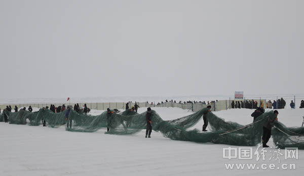 中国经济网阿勒泰1月18日讯(记者 马呈忠)冬日的新疆福海县乌伦古湖白雪皑皑,天气寒冷。18日,为期三天的乌伦古湖冬捕旅游文化节,让这片冰雪世界充满活力。 乌伦古湖位于新疆西北部福海县境内,水域面积1035平方公里,是中国十大内陆淡水湖之一,是新疆北部最大的天然渔业基地。 今年的乌伦古湖冬捕文化旅游节系列活动,以大漠福海,牧渔纳福为主题。游客在观赏冬捕壮观场面,品尝鲜美的野鱼宴,还可以欣赏丰富的冰雪文化盛宴。现场设置了冰雪游乐园、冰雕园、纳福园、祈福园、天鹅园、百福园、垂钓园、漂移园八个游乐园区,供游