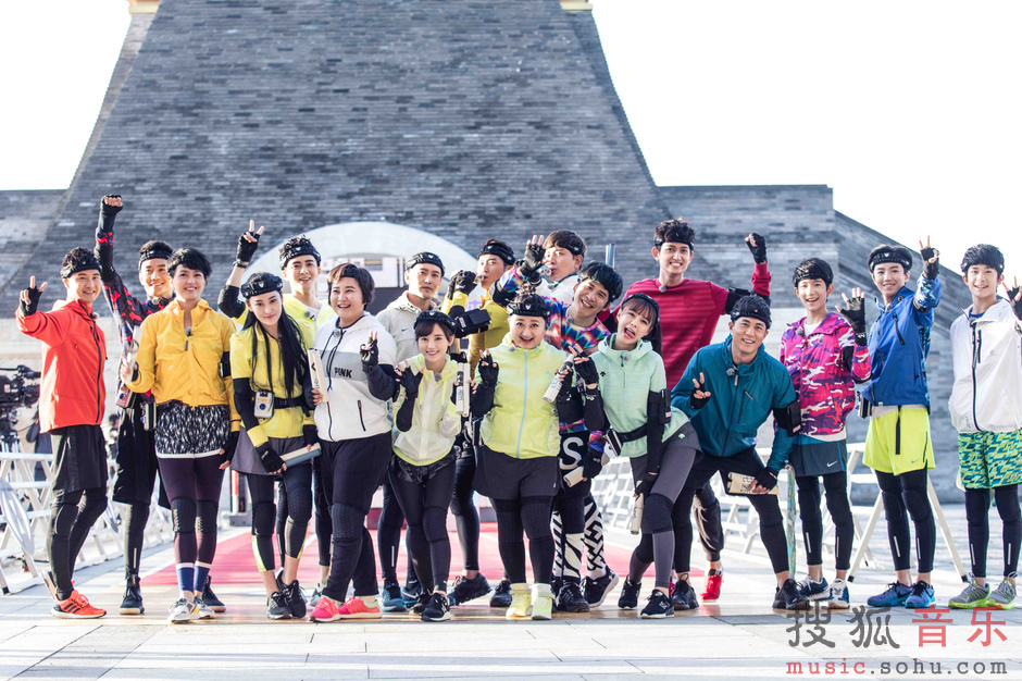在时尚圈,广告圈,影视圈等崭露头角备受追捧的18岁好学生大眼仔曾舜晞