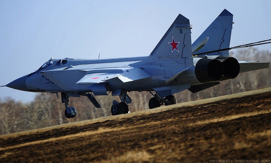 俄近卫空军师列装3架最新改型米格-31bsm