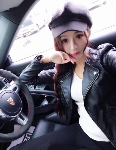 美女晒数辆豪车 靠约车主蹭拍(组图)
