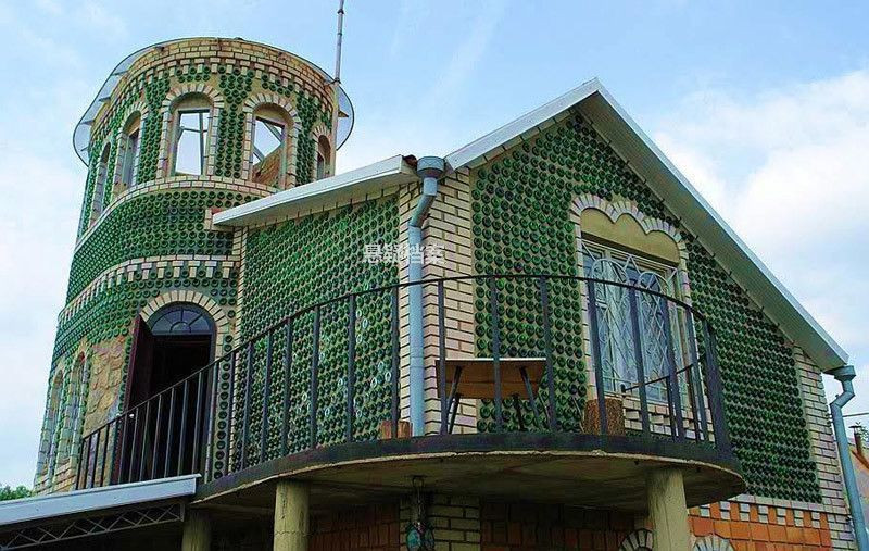 他竟然用别人不要的酒瓶,建了一栋别墅 .