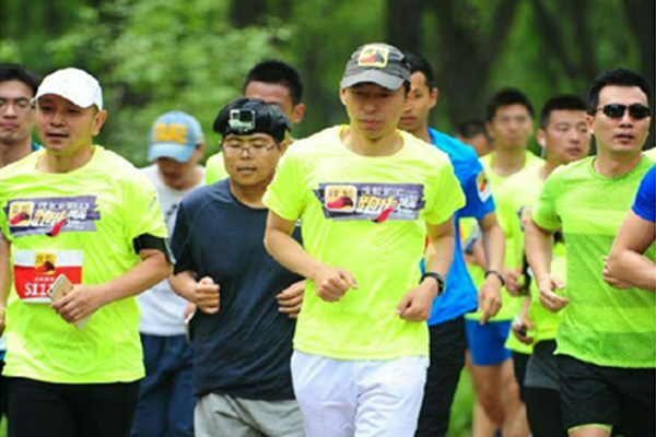 去年,张朝阳开始"严肃认真地跑步,跑步路线也从清