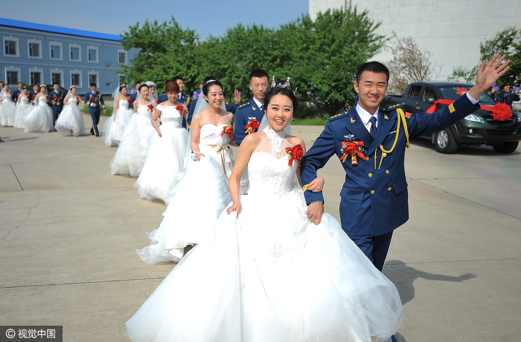 13位空军迎新娘 战机列队当"伴郎"