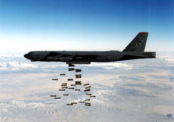 真空空域对任何国家来说都极为危险,图为美军轰炸机投掷炸弹
