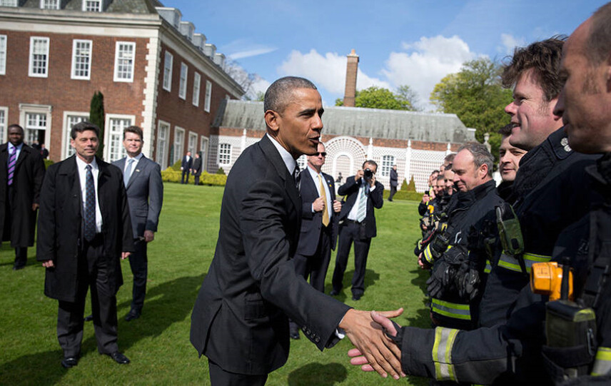 奥巴马与英国消防员握手.