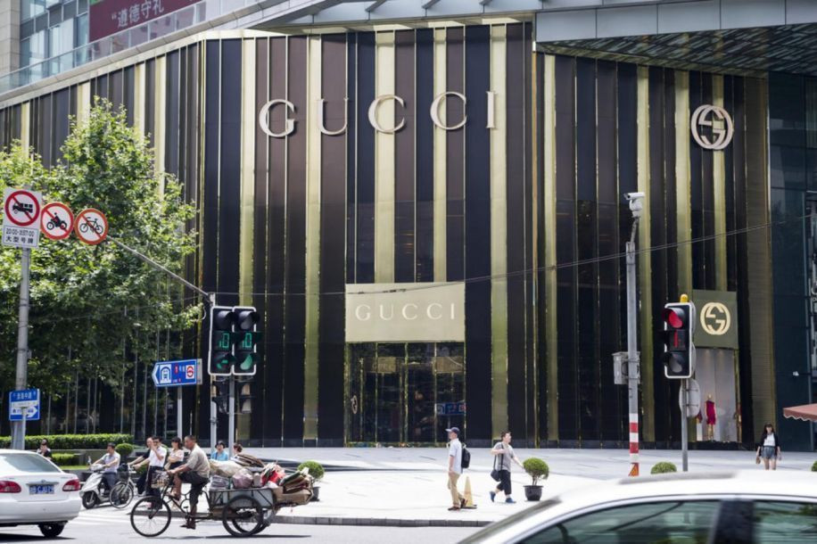 这是上海的一家高档百货,也是第一家开到晚上11点的商场.