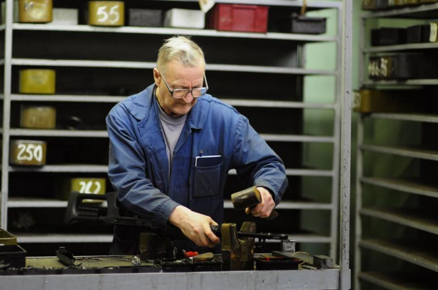 1947年,伊热夫斯克兵工厂迎来了ak47突击步枪的发明者米哈伊尔?