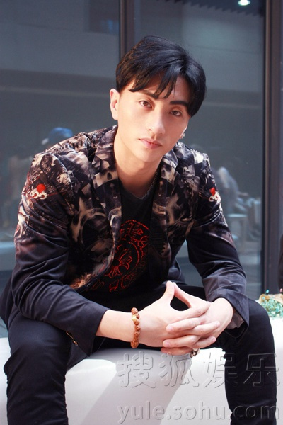 演员杜珺现身时尚秀 嘻哈绣花夹克解读轻时尚