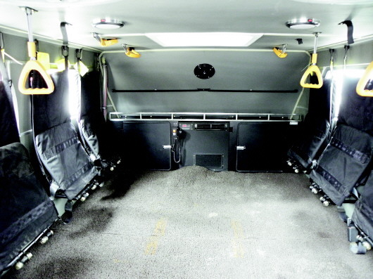 后车厢设有8个可折叠的座位,可以运输人员或货物.